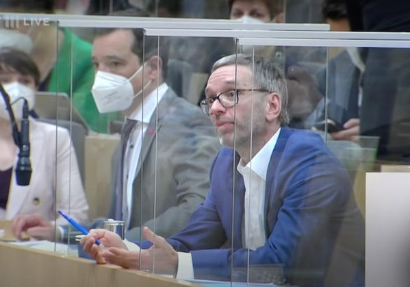 Herbert Kickl ohne Maske im Parlament. Screenshot: ORF III – Hohes Haus