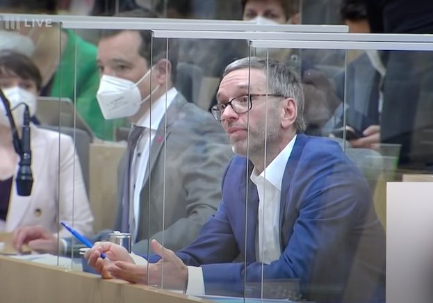 Herbert Kickl ohne Maske im Parlament. Screenshot: ORF III – Hohes Haus