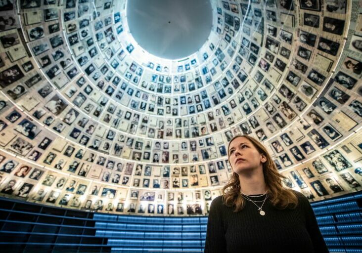 Bewegt und tief beeindruckt zeigt sich Claudia Plakolm beim Besuch der Gedenkstätte Yad Vashem. Foto: BKA / Melicharek