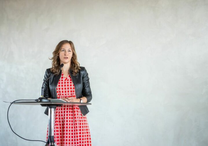 Staatssekretärin Claudia Plakolm appelliert an die Generationengerechtigkeit: „Wer € 6.000 Pension hat, braucht keine 10% Erhöhung, hier ist die Inflationsanpassung von 5,8% aus meiner Sicht einfach genug." Quelle: BKA/ Arno Melicharek