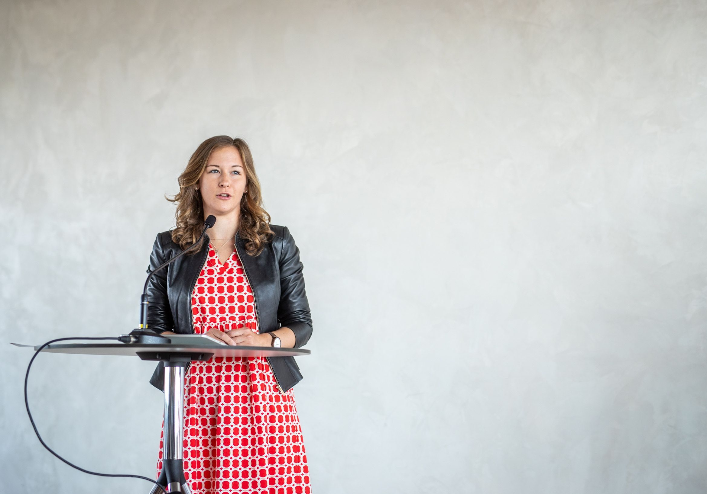 Staatssekretärin Claudia Plakolm appelliert an die Generationengerechtigkeit: „Wer € 6.000 Pension hat, braucht keine 10% Erhöhung, hier ist die Inflationsanpassung von 5,8% aus meiner Sicht einfach genug." Quelle: BKA/ Arno Melicharek