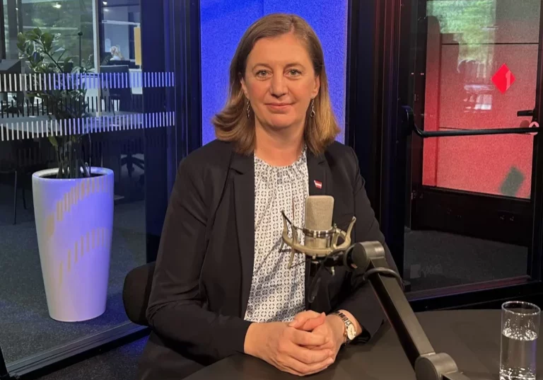 Staatssekretärin Barbara Eibinger-Miedl: Senkung der Lohnnebenkosten eine Entlastung für Arbeitnehmer und Unternehmen. Foto (bei einem ORF-Interview im Juni): BMF/Schönleitner
