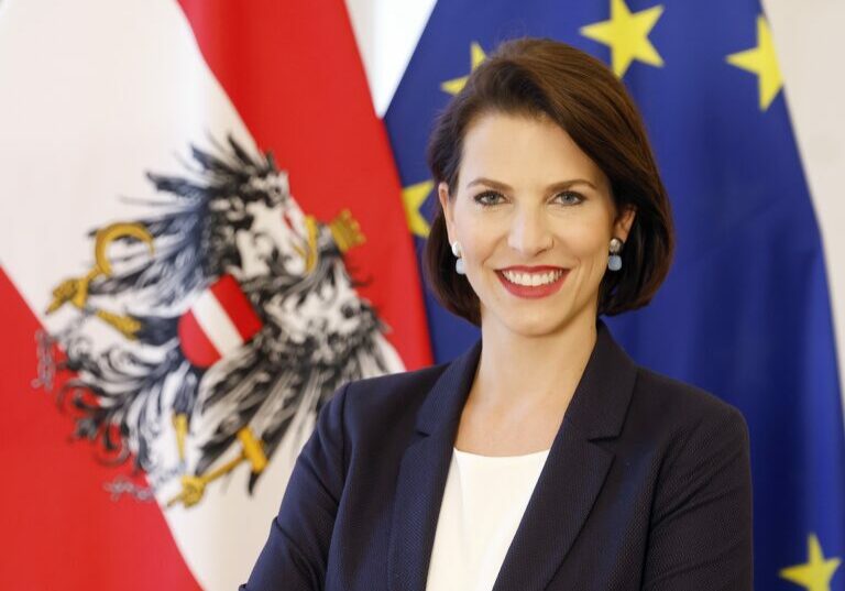 EuroEuropaministerin Karoline Edtstadler zeigt sich erfreut über die Einigung der EU zum Digital Market Act. Foto: BKA / Andy Wenzel / iStock richterfoto / iStock imaginima / Montage: Zur-Sachepaministerin Karoline Edtstadler zeigt sich erfreut über die Einigung der EU über den Digital Market Acts. Foto: BKA