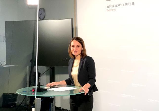 Am Donnerstag gab VP-Abgeordnete Corinna Scharzenberger ein Resüme über den vergangenen Befragungstag im Untersuchungsausschuss. Foto: Zur-Sache / Michael Tögel