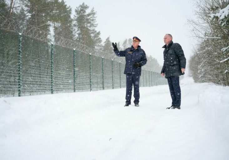 Wie funktioniert der Schutz derAußengrenzen, wie der Kampf gegen illegale Migration? Innenminister Gerhard Karner besucht regelmäßig EU-Partner und EU-Außengrenzen (Bild: Litauen, Jänner 2022). Foto: BMI / Jürgen Makowecz