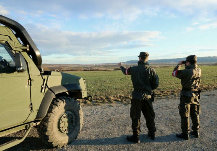 Soldaten des Bundesheeres an der Grenze Österreich; Polizisten sind auch in Ungarn und in Serbien im Einsatz. Foto: Bundesheer