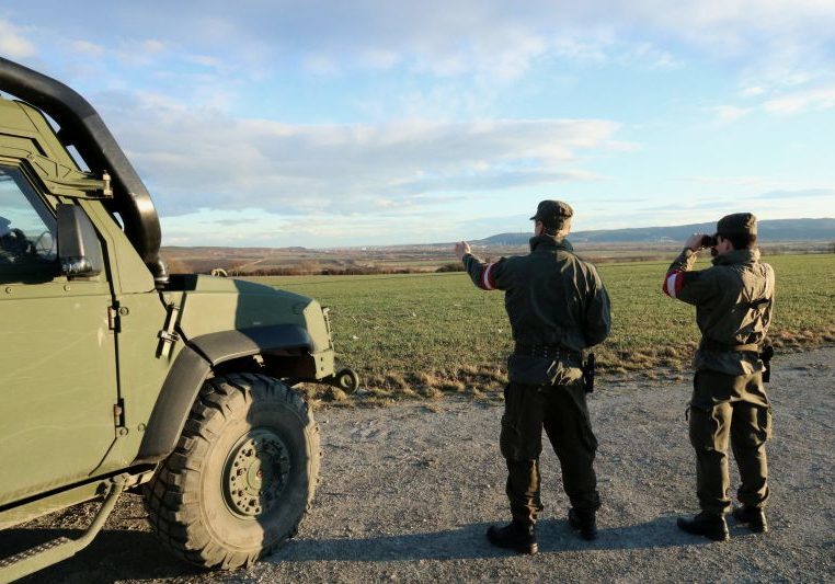 Soldaten des Bundesheeres an der Grenze Österreich; Polizisten sind auch in Ungarn und in Serbien im Einsatz. Foto: Bundesheer