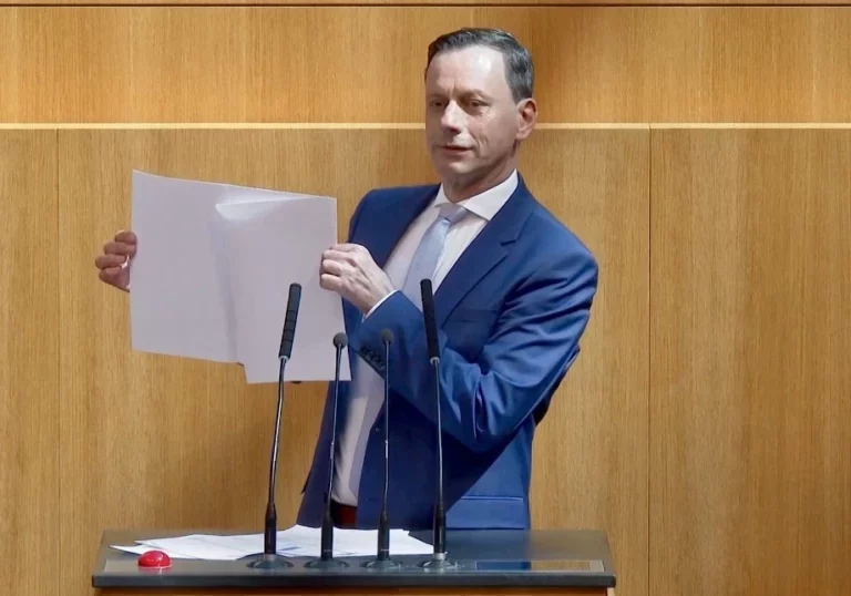 Bei seinem ersten Nationalrats-Auftritt als neuer ÖVP-Klubobmann stand Ernst Gödl am Mittwoch gleich zweimal zum Thema Asyl und Migration am Rednerpult. Zur Bilanz Herbert Kicks als Innenminister präsentierte er zwei leere Blätter. Foto: ÖVP-Parlamentsklub