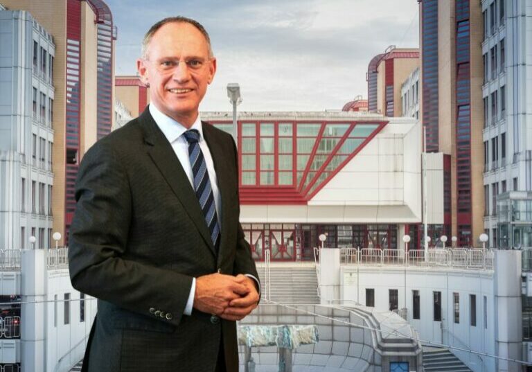 Innenminister Gerhard Karner zeigt sich erfreut über die Ermittlungserfolge des Bundeskriminalamts. Foto: BMI / Karl Schober