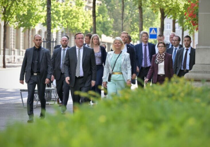 Boris Pistorius und Klaudia Tanner unterwegs zum Bernerhof. Fotos: VBS/DDPS, Bettina Berger