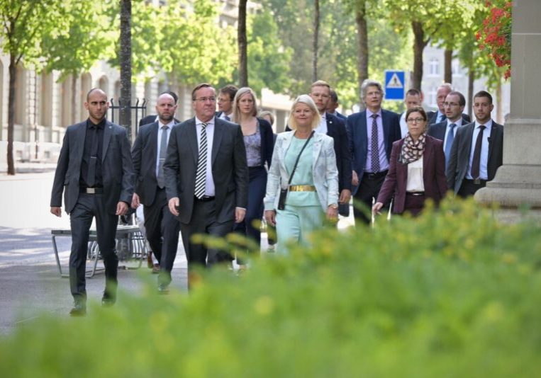 Boris Pistorius und Klaudia Tanner unterwegs zum Bernerhof. Fotos: VBS/DDPS, Bettina Berger