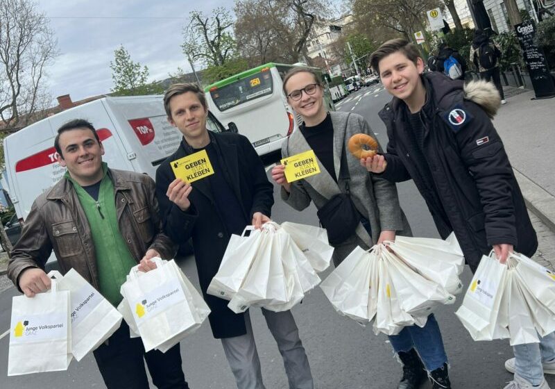 Gemeinsam mit Mitgliedern der JVP Graz verteilte der Gemeinderat Martin Brandstätter (2.v.l.) Frühstück an die Personen die durch "Klima-Kleber" im Stau standen. Foto: JVP Graz