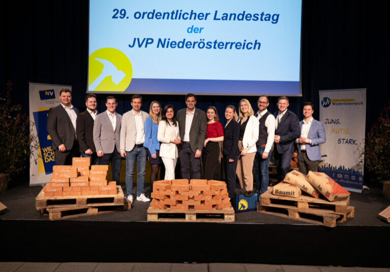 Der frisch gewählte Landesobmann der JVP NÖ Sebastian Stark und sein Team. Auf dem Foto v.l.n.r.: Paul Zwiefelhofer, Severin Schön, Maximilian Strobl, Matthias Schiller, Claudia Pfeffer, 1. LO-Stv. Anna Dinhobl, JVP NÖ-Landesobmann Sebastian Stark, Nicole Aigner, Eva Dohalova, Astrid Heindl, Christopher Edelmaier, Christian Stiastny, JVP NÖ-Landesgeschäftsführer Anthony Grünsteidl Foto: Vitera Productions