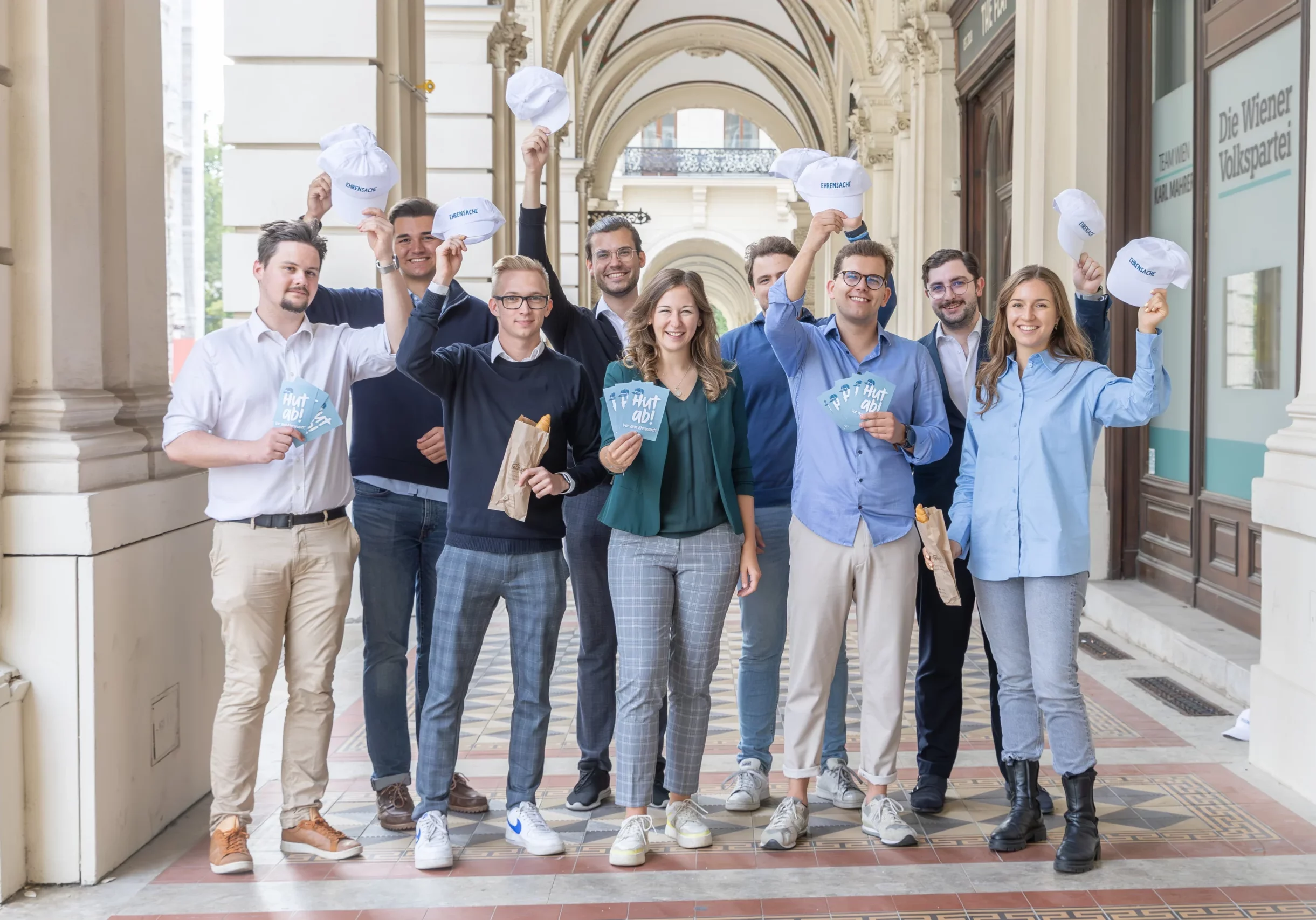Die Junge ÖVP informiert bei Morgenverteilaktionen über die Änderungen des neuen Freiwilligengesetzes. Foto: JVP/Wagner