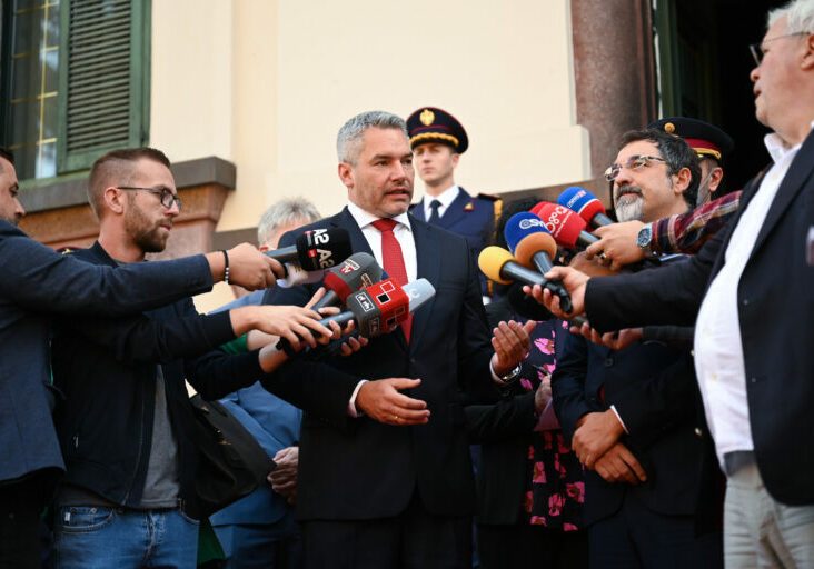 Karl Nehammer vor Medien in Albanien. Foto: BMI/Makowecz