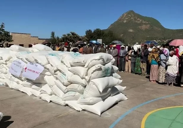 Humanitäre Hilfe von Jugend Eine Welt in der vom Bürgerkrieg schwer getroffenen Krisenregion Tigray/Äthiopien: die Entwicklungsorganisation unterstützt ihre Partner u.a. mit Mehllieferungen. Damit können die Don Bosco-Partner vor Ort jeweils für einige Tage Brot backen und Menschen versorgen. Foto: Jugend eine Welt