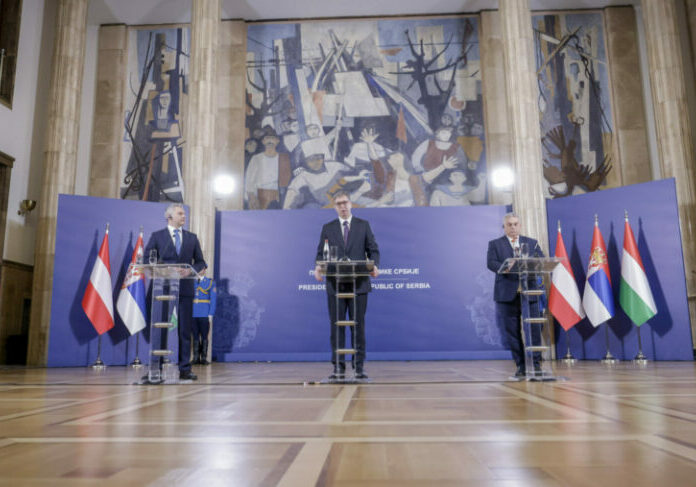 Die Kooperation zwischen Österreich, Serbien und Ungarn im Kampf gegen illegale Migration wird weiter verstärkt. Dazu wurde in Belgrad ein "Memorandum of Understanding" unterzeichnet. Foto: BKA