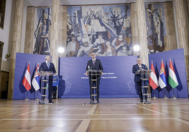 Die Kooperation zwischen Österreich, Serbien und Ungarn im Kampf gegen illegale Migration wird weiter verstärkt. Dazu wurde in Belgrad ein "Memorandum of Understanding" unterzeichnet. Foto: BKA