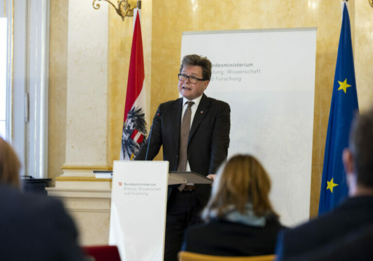Um dem Lehrkräftemangel in Österreich entgegenzuwirken startet das Bildungsministerium unter Bildungsminister Martin Polaschek die Initiative „Klasse Job“. Damit soll das Lehramt attraktiver werden. Foto: BKA / Alexander Zillbauer