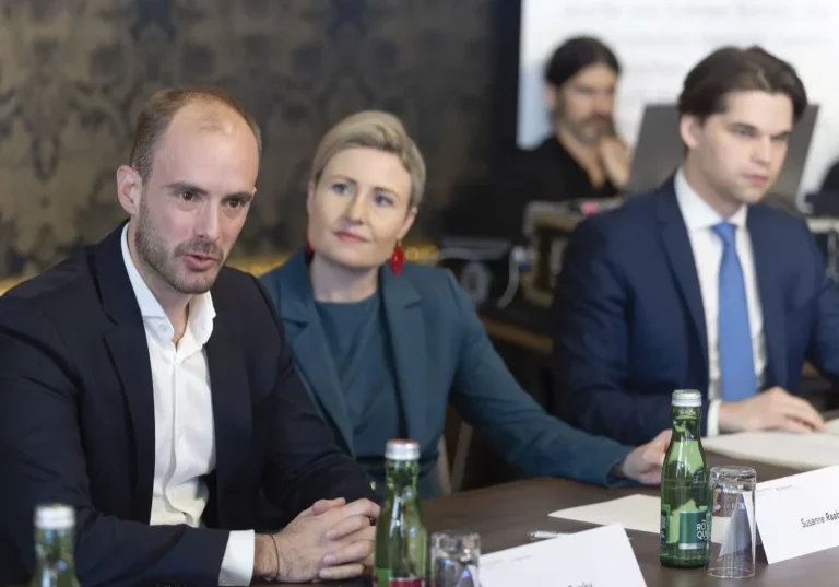 Florian Tursky und Susanne Raab waren von Seiten der Bundesregierung bei der Konstituierung des KI-Beirats anwesend. Foto: BKA/Regina Aigner