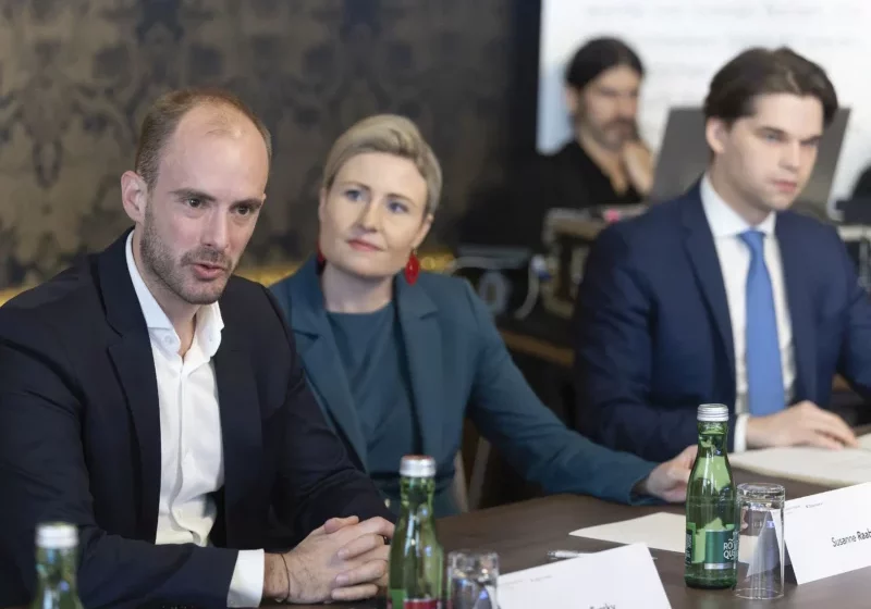 Florian Tursky und Susanne Raab waren von Seiten der Bundesregierung bei der Konstituierung des KI-Beirats anwesend. Foto: BKA/Regina Aigner