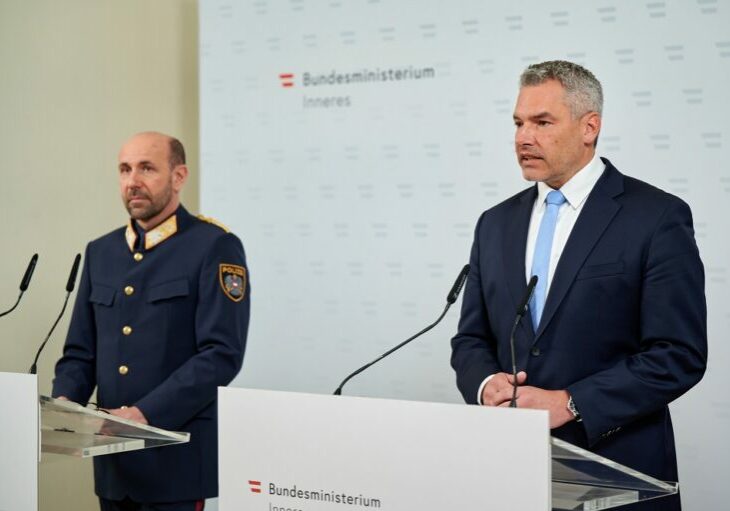 V.L.: Franz Ruf, Generaldirektor für Sicherheit, und Innenminister Karl Nehammer diskutierten an der Donau-Universität Krems. - Foto: © BMI/Karl Schober