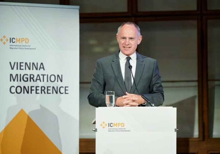 Sieht in Sachen Asylwerber in Österreich die Grenze der Belastbarkeit erreicht. Innenminister Gerhard Karner bei der Eröffnung der Migrationskonferenz im Oktober. Foto: BMI