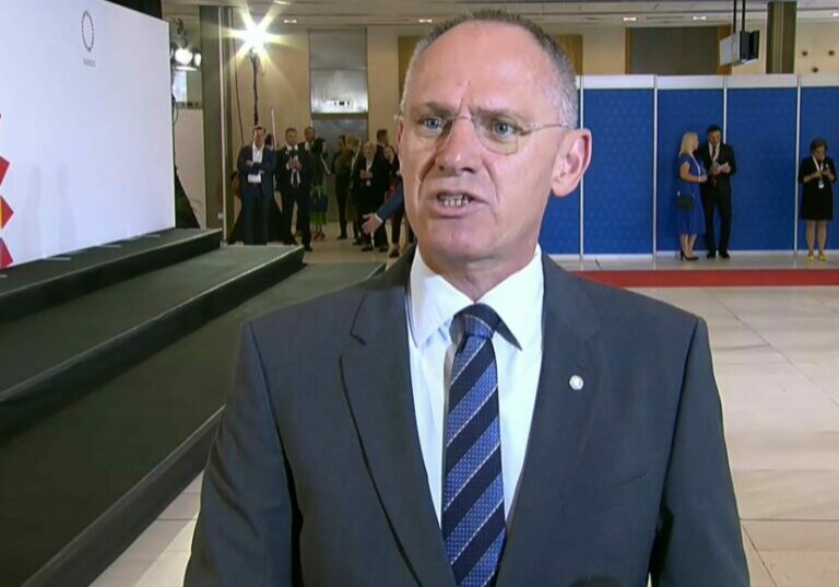 Schlägt Alarm und sieht dringenden Handlungsbedarf im Kampf gegen die illegale Migration. Innenminister Gerhard Karner beim informellen Innenministertreffen in Prag. Foto: Screenshot Zur-Sache.