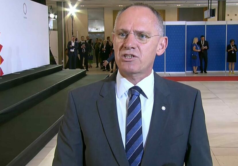 Schlägt Alarm und sieht dringenden Handlungsbedarf im Kampf gegen die illegale Migration. Innenminister Gerhard Karner beim informellen Innenministertreffen in Prag. Foto: Screenshot Zur-Sache.