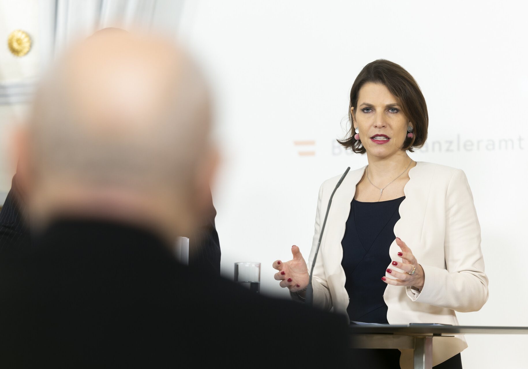 Verfassungsministerin Karoline Edtstadler präsentierte die Ergebnisse des ersten Umsetzungsberichtes des ÖJKG 2020 und 2021. Foto: BKA/Dunker