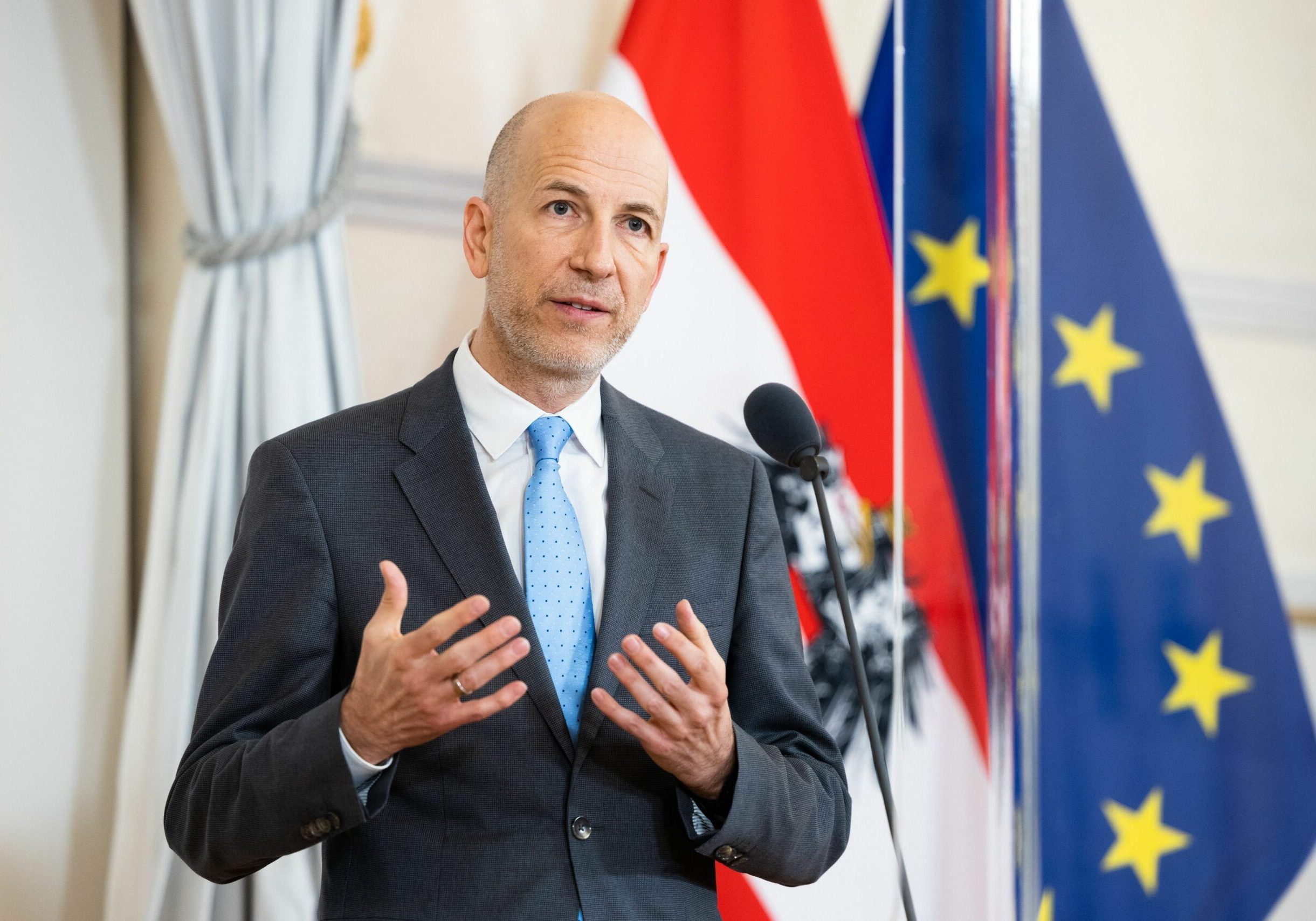 Für Arbeitsminister Martin Kocher hat die Corona-Kurzarbeit Massenarbeitslosigkeit verhindert. Foto: BKA/Christopher Dunker