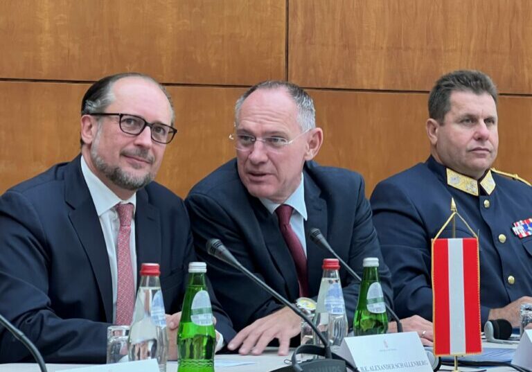 Außenminister Alexander Schallenberg, Innenminister Gerhard Karner und Bundespolizeidirektor Michael Takacs in Belgrad. Foto: BMI