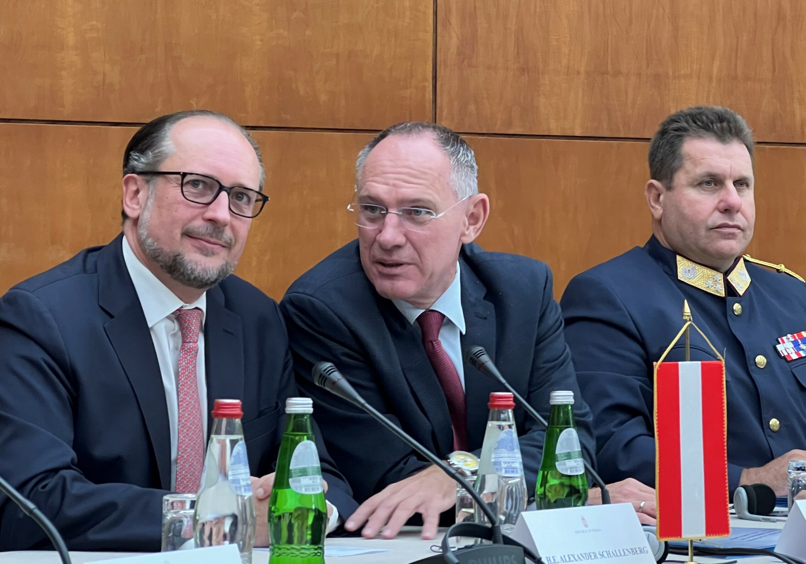 Außenminister Alexander Schallenberg, Innenminister Gerhard Karner und Bundespolizeidirektor Michael Takacs in Belgrad. Foto: BMI