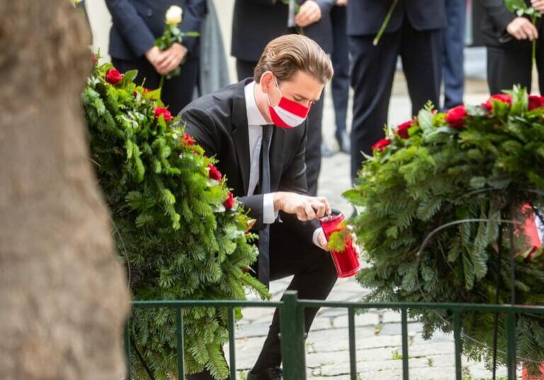 Sebastian Kurz als Bundeskanzler bei der Kranzniederlegung am Tatort des Terroranschlags im November 2020. Foto: BKA/ Melicharek