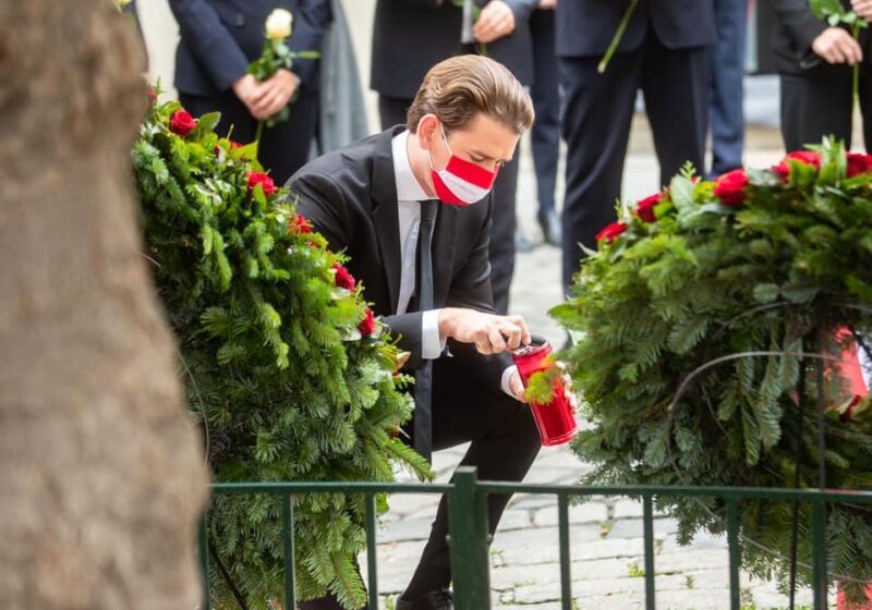 Sebastian Kurz als Bundeskanzler bei der Kranzniederlegung am Tatort des Terroranschlags im November 2020. Foto: BKA/ Melicharek