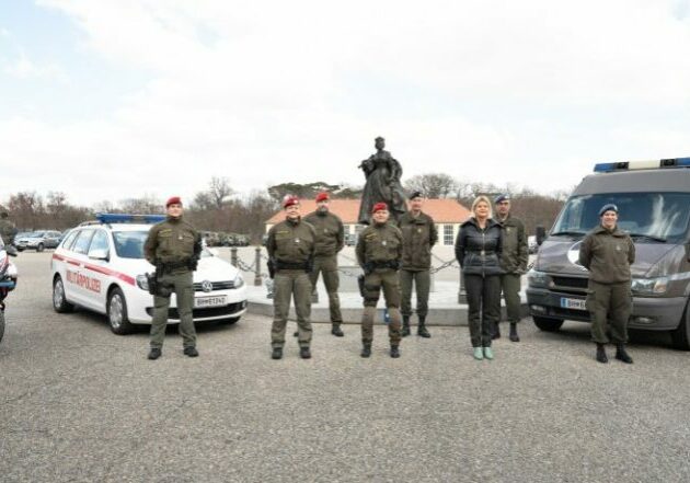 Verteidigungsministerin Klaudia Tanner besuchte Militärpolizistinnen in der Maria-Theresien-Kaserne in Wien. Foto: Österreichisches Bundesheer/Heinschink