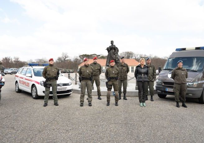 Verteidigungsministerin Klaudia Tanner besuchte Militärpolizistinnen in der Maria-Theresien-Kaserne in Wien. Foto: Österreichisches Bundesheer/Heinschink