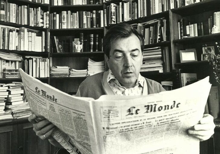 Alois Mock beim Lesen der französischen Tageszeitung "Le Monde" - Foto: Herbert Vytiska