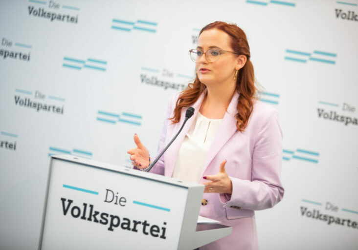 Sachslehner zeigte in den letzten Wochen die Scheinheiligkeit der von SPÖ, FPÖ und Neos auf: „Heute haben wir die oppositionelle Scheinheiligkeits-Trilogie vervollständigt. Aber: Ich bin nicht müde und werde in den nächsten Wochen noch weitere Scheinheiligkeiten der Opposition ansprechen.“ Foto: Volkspartei