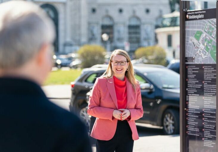 Digitalisierungsministerin Margarete Schramböck bei der Wiener Hofburg. Foto: Burghauptmannschaft