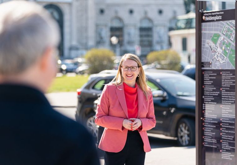Digitalisierungsministerin Margarete Schramböck bei der Wiener Hofburg. Foto: Burghauptmannschaft