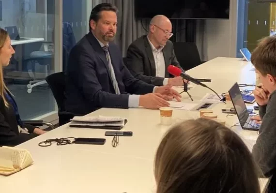 Wie alle Abgeordneten der ÖVP zum Europäischen Parlament gibt auch Lukas Mandl regelmäßig Pressegespräche für die Information der Öffentlichkeit. Vorige Woche war die Anzahl der Teilnehmer höher als üblich, war doch die FPÖ zu Besuch. Foto: GB