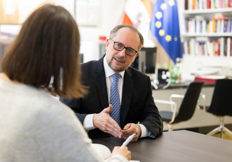 Der Diplomat an der Spitze des Außenministeriums. Alexander Schallenberg studierte Jus in Wien und Paris. Später trat er in den diplomatischen Dienst ein. Zur-Sache traf ihn um über den Krieg in der Ukraine, seine Zeit im Ausland und darüber, wie krisensicher Europa bleibt, zu sprechen. Foto: BMEIA