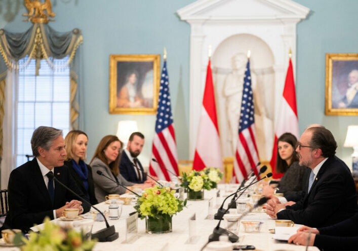Die USA loben das humanitäre Engagement Österreichs in der Ukraine. Außenminister Schallenberg bekräftigt beim Treffen mit US-Außenminister Blinken in Washington die Partnerschaft der EU mit den Vereinigten Staaten. Foto: BMEIA