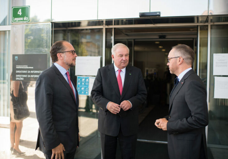 Außenminister Alexander Schallenberg, Steiermarks Landeshauptmann Hermann Schützenhöfer und der slowenische Staatssekretär für Infrastruktur Blaz Korosok in Lublijana. Foto: BMEIA / Michael Gruber