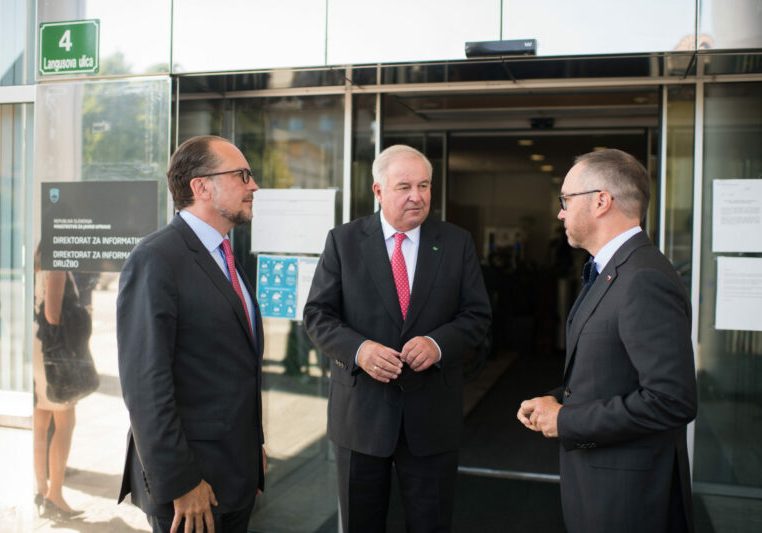 Außenminister Alexander Schallenberg, Steiermarks Landeshauptmann Hermann Schützenhöfer und der slowenische Staatssekretär für Infrastruktur Blaz Korosok in Lublijana. Foto: BMEIA / Michael Gruber