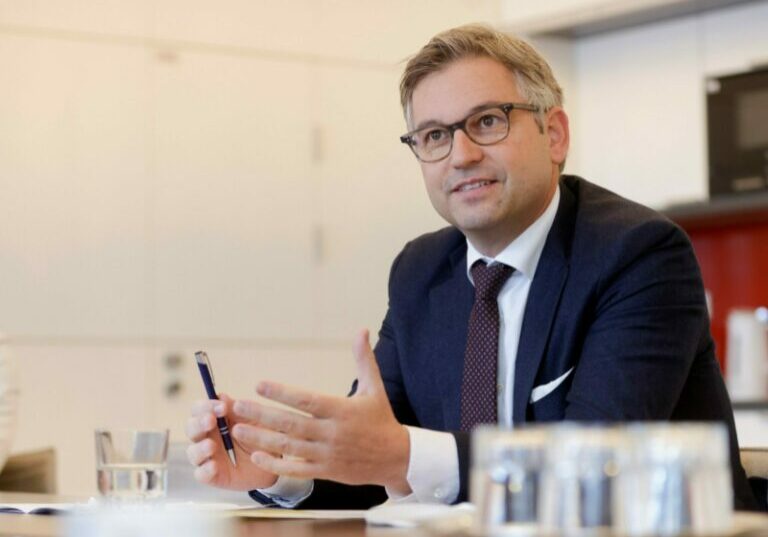 Nach bereits 38 Milliarden Euro Hilfen gegen die Teuerung werden jetzt für die Stromkostenbremse weitere vier Milliarden Euro in die Hand genommen. Finanzminister Magnus Brunner rechnet an einem Beispiel vor, wie hoch die Entlastung für einen Haushalt ausfällt. Foto: BMF