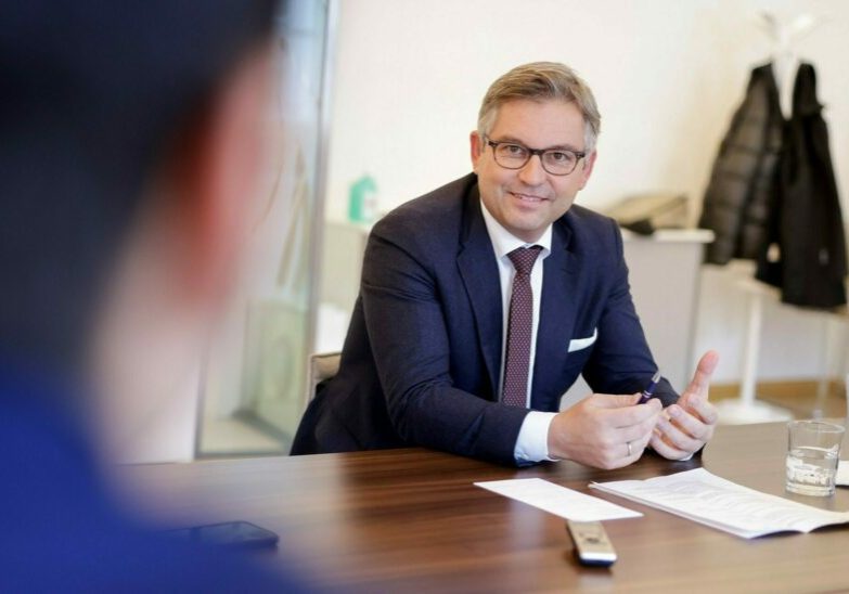 Laut Budgetdienst des Parlaments steigen durch die Entlastungsmaßnahmen die niedrigen Einkommen um bis zu 10 Prozent. Für Finanzminister Brunner ist es "wichtig zu helfen". Foto: BMF