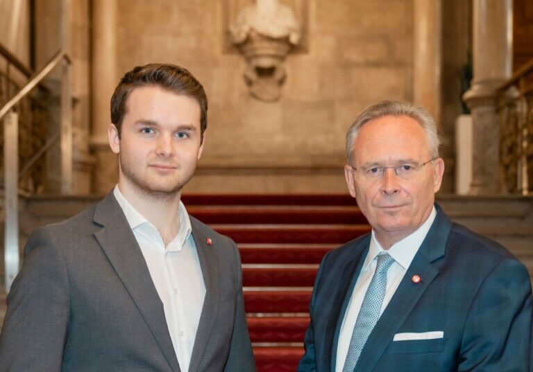 Wegen eines verabsäumten Landtagsbeschlusses könnte Wien 4 Millionen Euro des Bundes für seine Kindergärten verlieren, kritisieren namens der ÖVP Wien ihr Bildungssprecher Harald Zierfuss (l.) und Landesparteiobmann StR Karl Mahrer (r.). Foto: VP-Wien