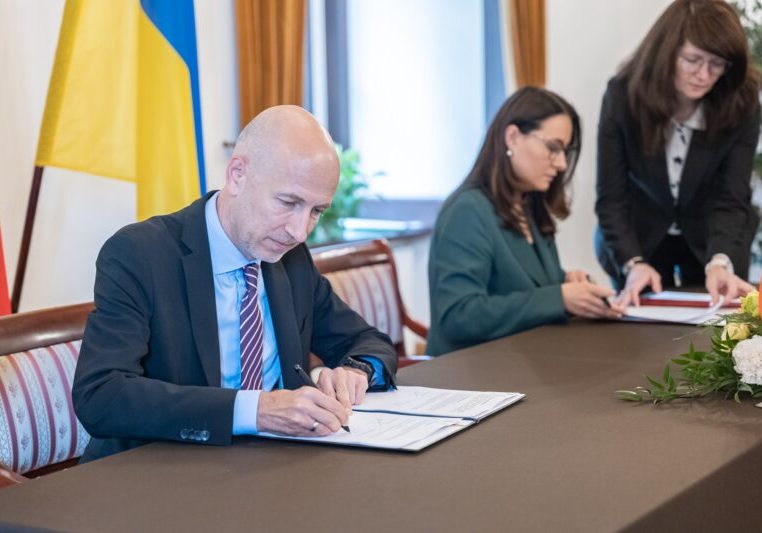 Bundesminister Kocher traf bei seinem ersten Treffen die ukrainische Wirtschaftsministerin, Yulia Svyrydenko, zur Unterzeichnung eines Rahmenabkommens über die wirtschaftliche Zusammenarbeit im Gesundheitsbereich. Foto: BM Kocher